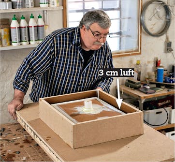 Støpe benkeplate: Den øverste delen av støpeformen legges nøyaktig Støpe benkeplate: Den øverste delen av støpeformen legges nøyaktig